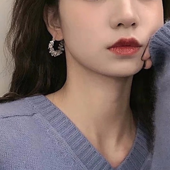 White Crystal Stone Gold Wire Hoop Earrings - Picture 3 of 8